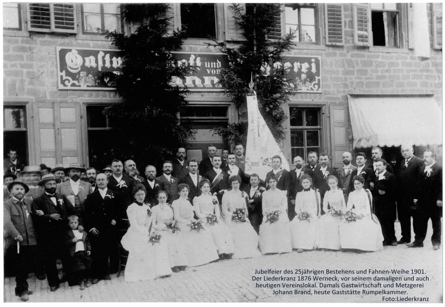 Der Liederkranz Werneck 1901 vor seinem damaligen und auch jetzigen Vereinslokal jetzt Gaststätte Rumpelkammer-001